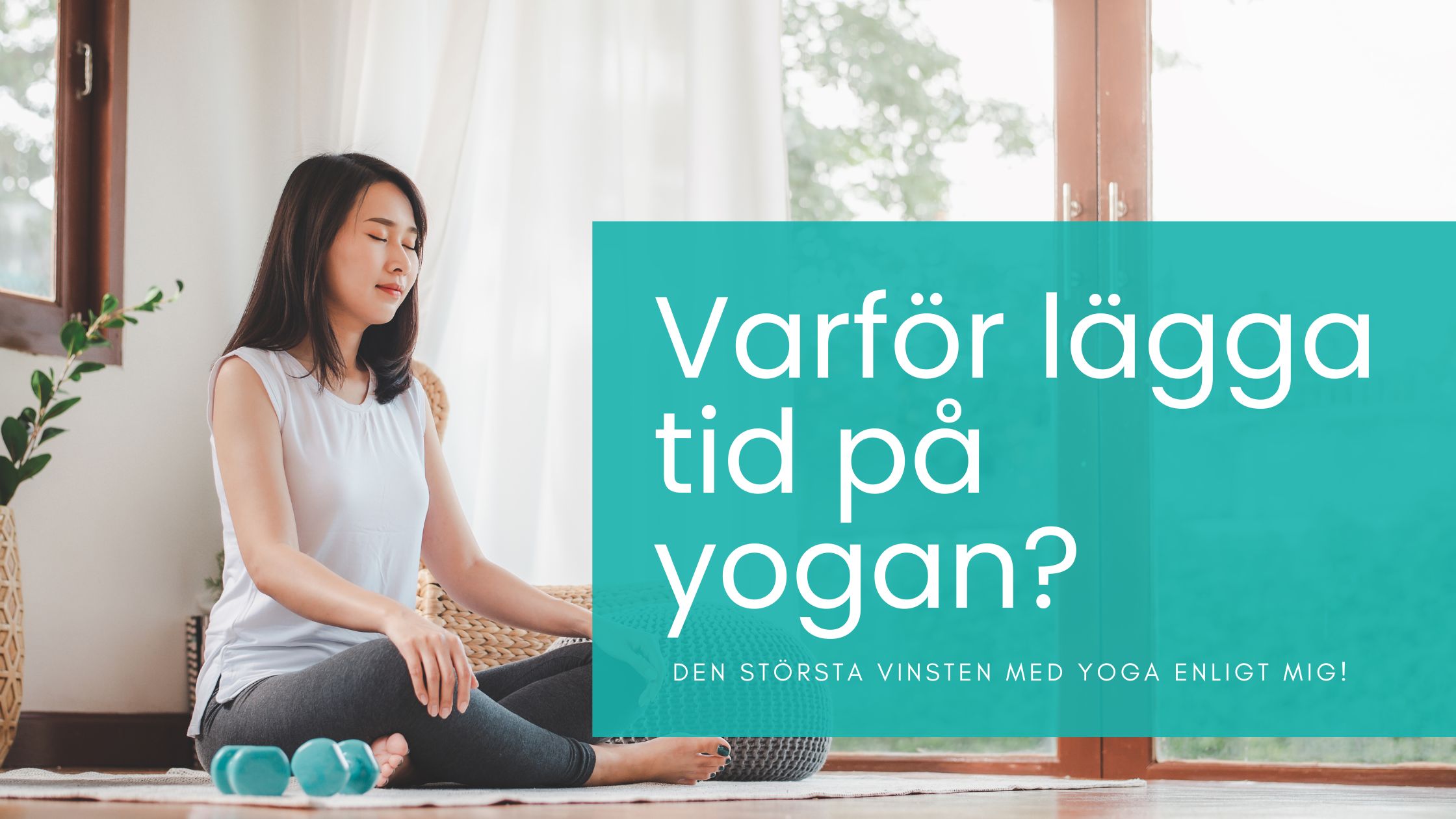 Kvinna som sitter i skräddarställning och blundar - kanske starten på en yogastund?